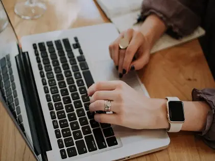 typing laptop content marketing