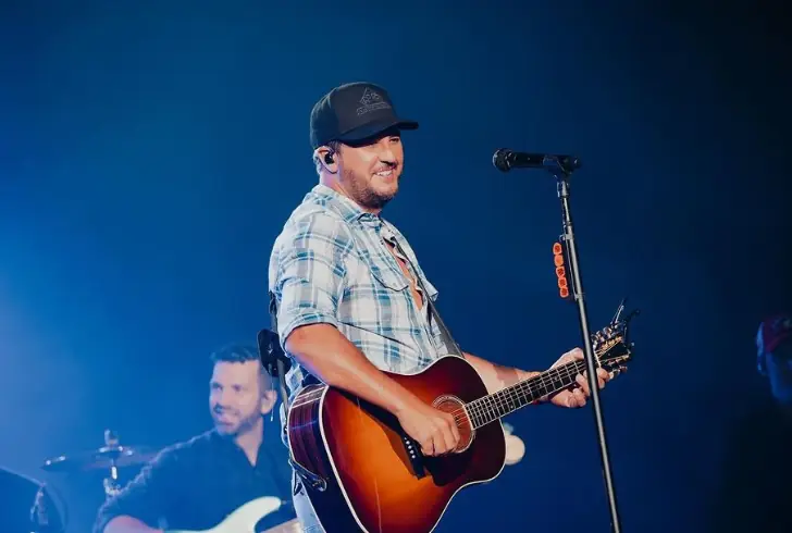How much does luke bryan make on american idol